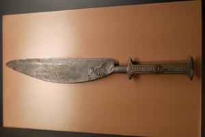 8. Bronzen offer mes van Daarlerveen/Vroomshoop  (ca. 1200 - 800 v.Chr.)